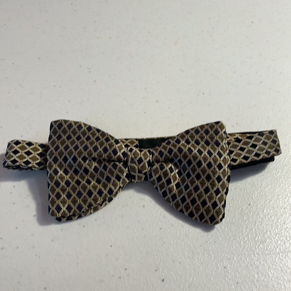 Barney’s of New York adjustable 💯 Silk Bow Tie Gold/Black